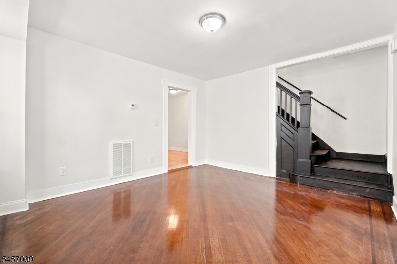 299 Smith St, Newark, NJ, 07106-2517