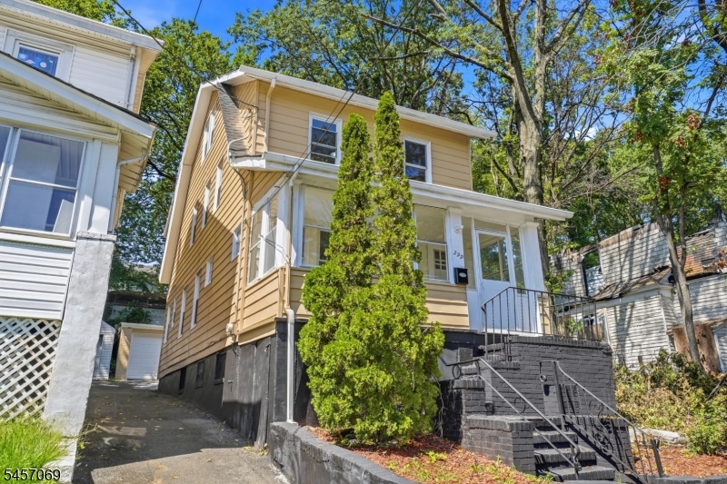 299 Smith St, Newark, NJ, 07106-2517