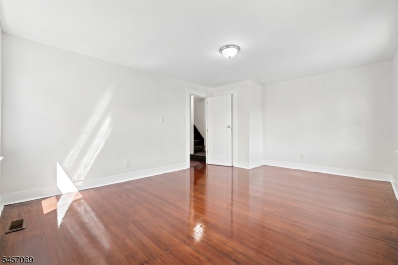 299 Smith St, Newark, NJ, 07106-2517