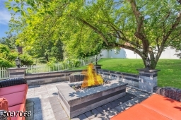 Gorgeous area for relaxing & gatherings Built in Gas Firepit