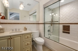 This bathroom has a tub/shower