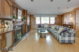 LAMINATE FLOORS