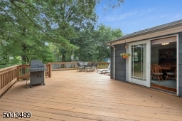 Large deck w/ gas grill off Dining room