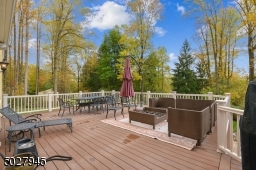 40' x 20' Outdoor TimberTech wrap around deck, 2 outdoor speakers/ 2 Rock speakers, 1.4 acres
