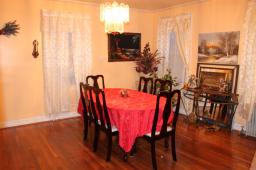 Large open dining room area, great for entertaining.
