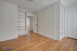 Built in sheves, walk in closet