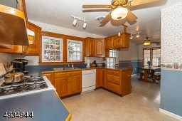 Kitchen with breakfast bar