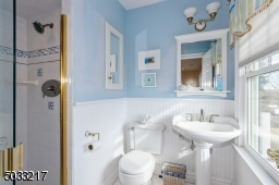 En suite bathroom in 2nd bedroom