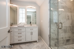 Master bedroom en suite.