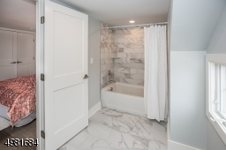 Full bathroom with all the amenities!
