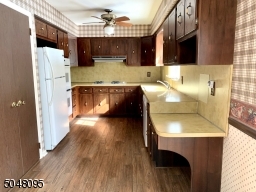 Pantry, Gas Cooktop, Double Ovens, Dishwasher