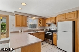 Large Eat-In-Kitchen w/Breakfast Bar!