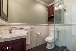 Ensuite bathroom w/shower over jetted bathtub