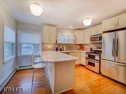 Kitchen w/Breakfast Bar