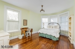 Walk-in closet, bow window, wood floor