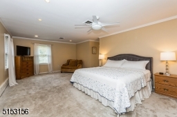 Sitting area as well as plenty of room for king size bed & furniture.