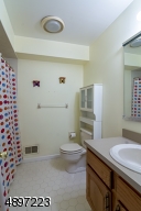 Full bath in hallway with tub/shower.
