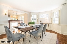 Open to livng room, kitchen and den w/bay window wth leaded glass insert