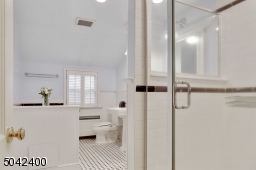 SPARKLING MASTER BATH.