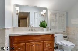 BATH WITH TUMBLED MARBLE TILE