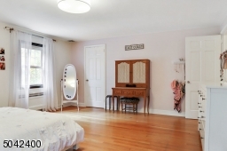 LARGE BEDROOM..