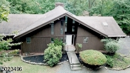 Your private oasis awaits! Serene, natural setting yet close to shopping, restaurants & Hwy's.
