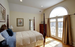 Private balcony, walk in closet