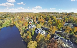 30 min to Airport and 40 min to City, community with  good school, shopping and restaurants