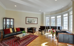 Elegant wood floors thru out