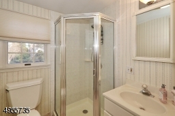 Full bathroom located on 2nd fl