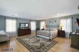 Hardwood Floor, Walk in Closet