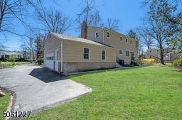 Driveway, plenty of parking