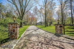 It is easy to know when you've arrived home with this exquisite entrance!