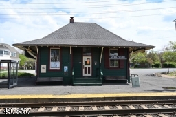 So nearby!  Murray Hill train service has several midtown direct runs on the schedule.  Not shown is close proximity to shops, schools and recreation -- all this in a town 1 mile square (approx)!