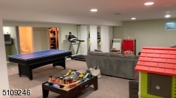also has a wet bar not pictured