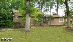 Desirable Murray Hill location - with NYC train and downtown New Providence nearby.