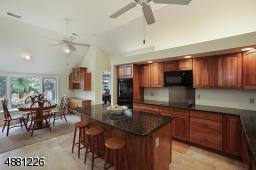 Updated beautiful kitchen grnaite tops, Pantry