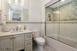 This bathroom has a tub/shower