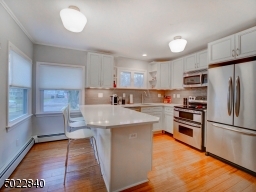 Kitchen with breakfast bar